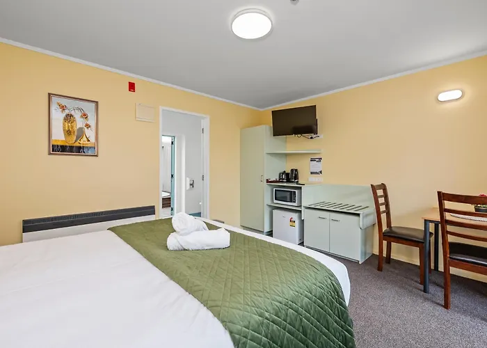 Fenton Court Motel 4*